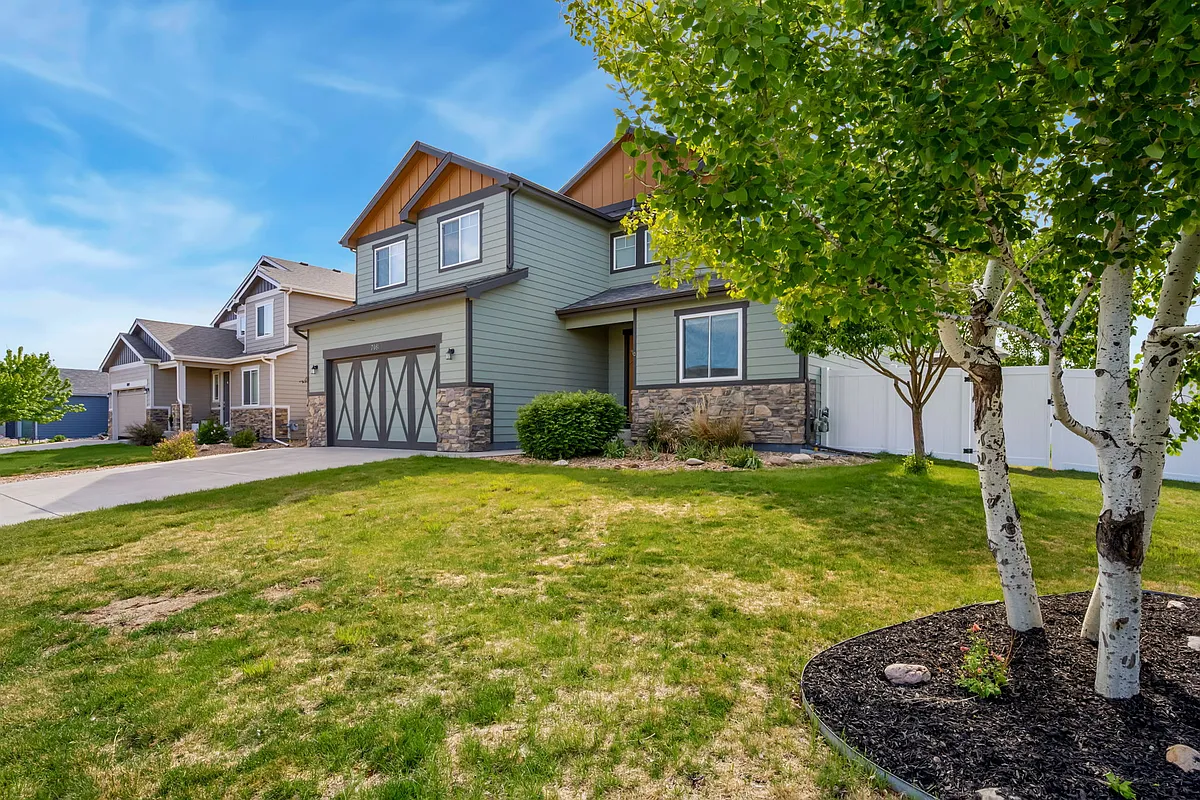 Corner lot and fully fenced yard with 3-car garage - 7081 Langland St
