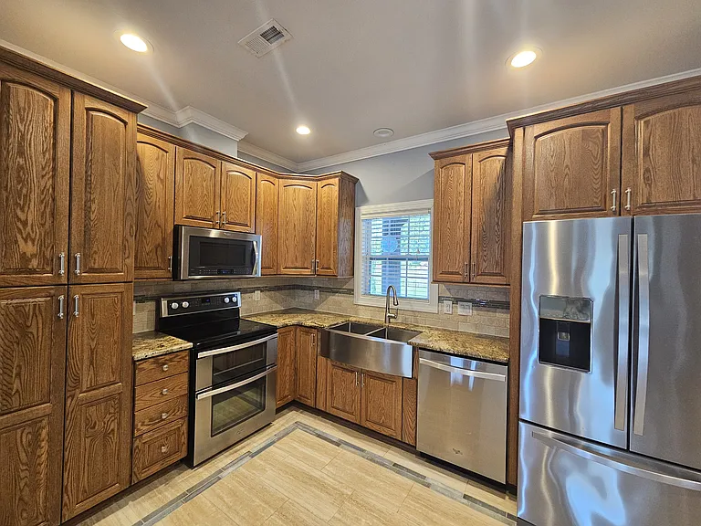 621 Hadley Ct — Photo 2