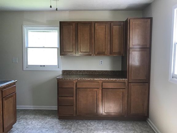 5th image of 133 Meredith Ave