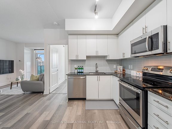 3rd image of 7167 Yonge St #912