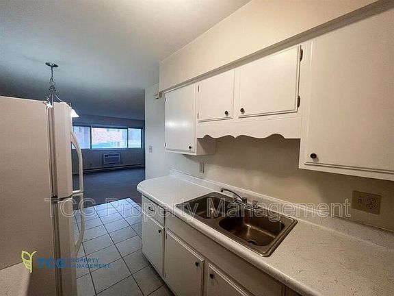 5th image of 1455 Catherine St APT 5