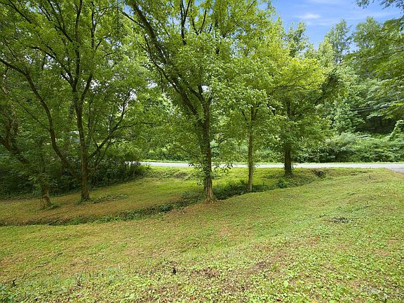 2nd image of 943 Roach Hollow Rd