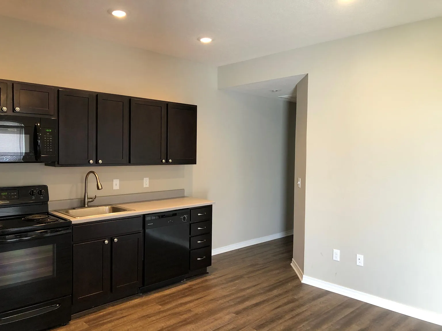 2 bed, 942 sqft, $1,050 — Photo 3