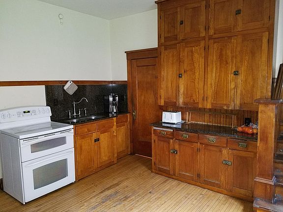 Eat in Kitchen with maple and granite