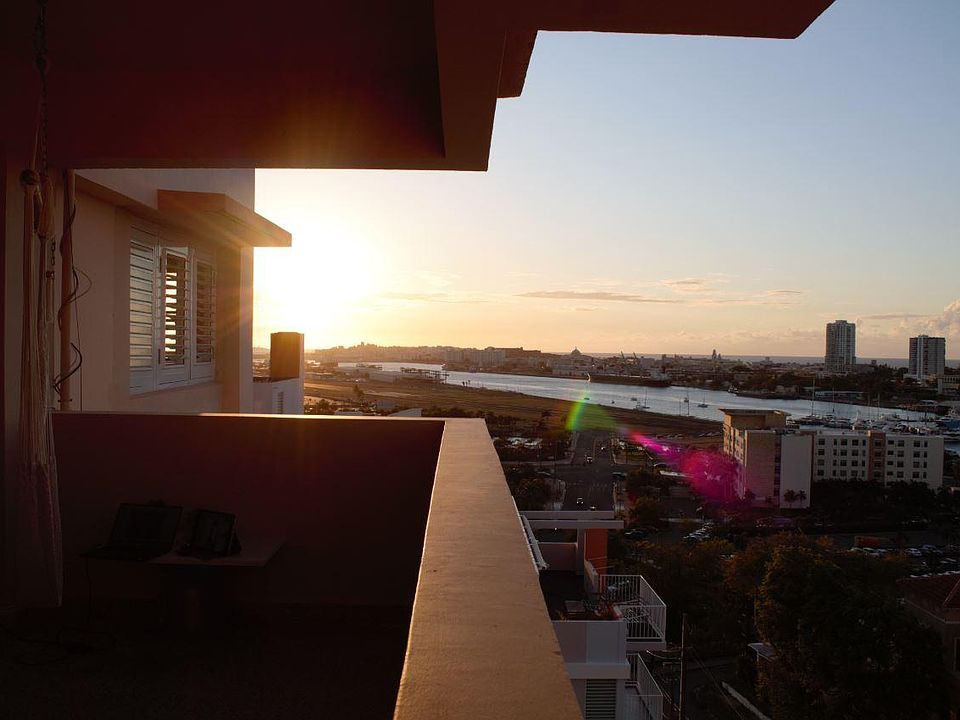 From the balcony we are able to enjoy the view from old San Juan to Laguna del Condado.