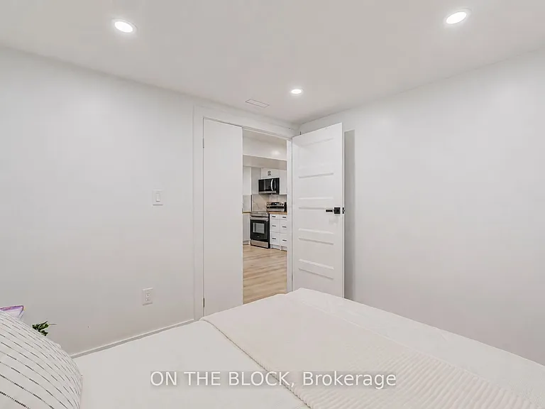 34 Henley Cres #LOWER — Photo 10