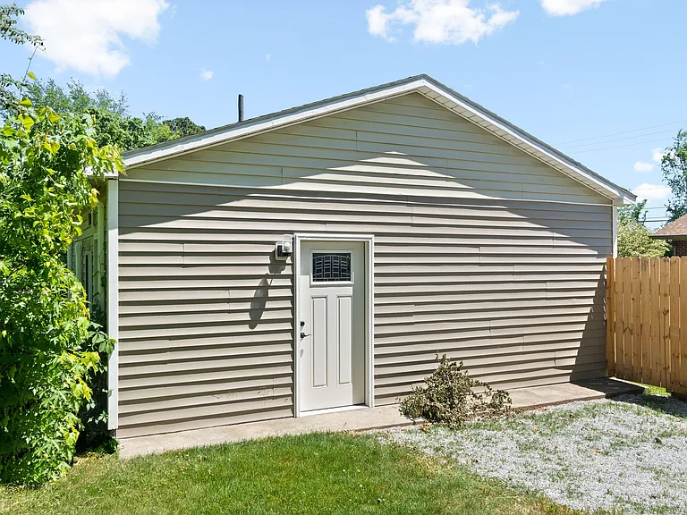 478 Thompkins Ln #B — Photo 2