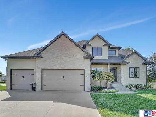 1301 W Cademon Cir, Lincoln, NE 68523