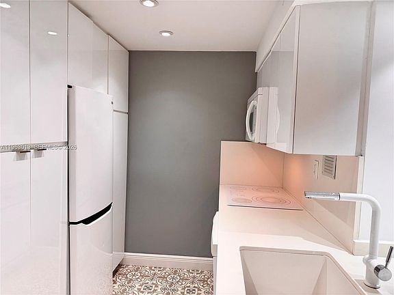 5th image of 1200 West Ave APT 1418