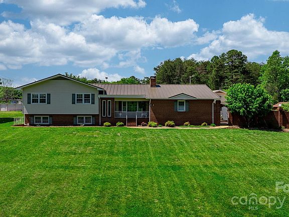 3rd image of 2726 Camelot Dr