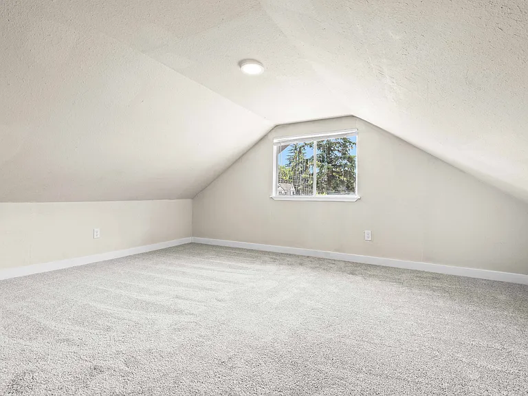 4340 E E St — Photo 11