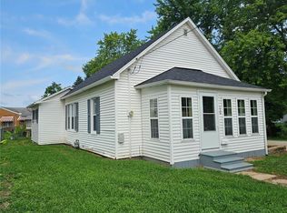 136 N Hamilton St, Hillsboro, IL 62049