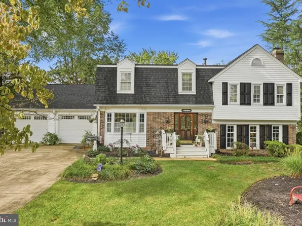 2210 Loch Lomond Dr, Vienna, VA 22181