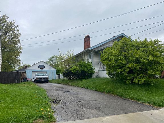 3rd image of 3113 Medina Ave