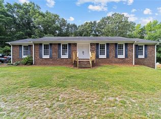 5913 Hyde Park Dr, High Point, NC 27263