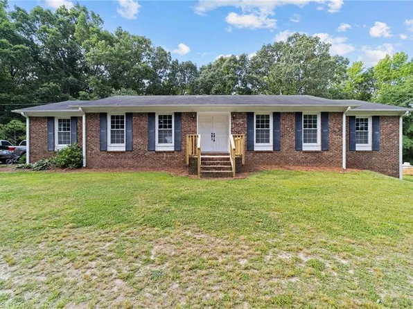 5913 Hyde Park Dr, High Point, NC 27263