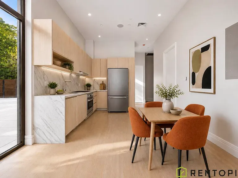 960 Franklin Ave #706 — Photo 4