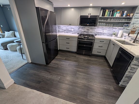4th image of 2644 Traver Blvd