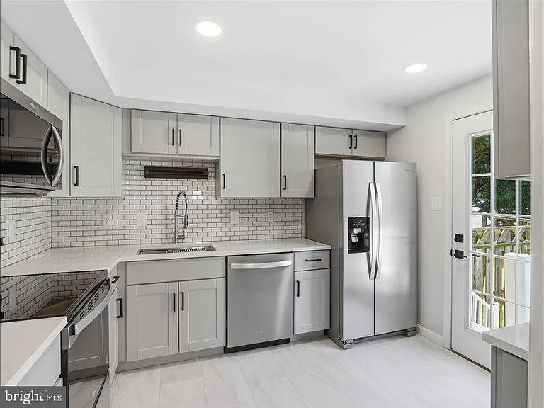 8026 Waterview Ct — Photo 10