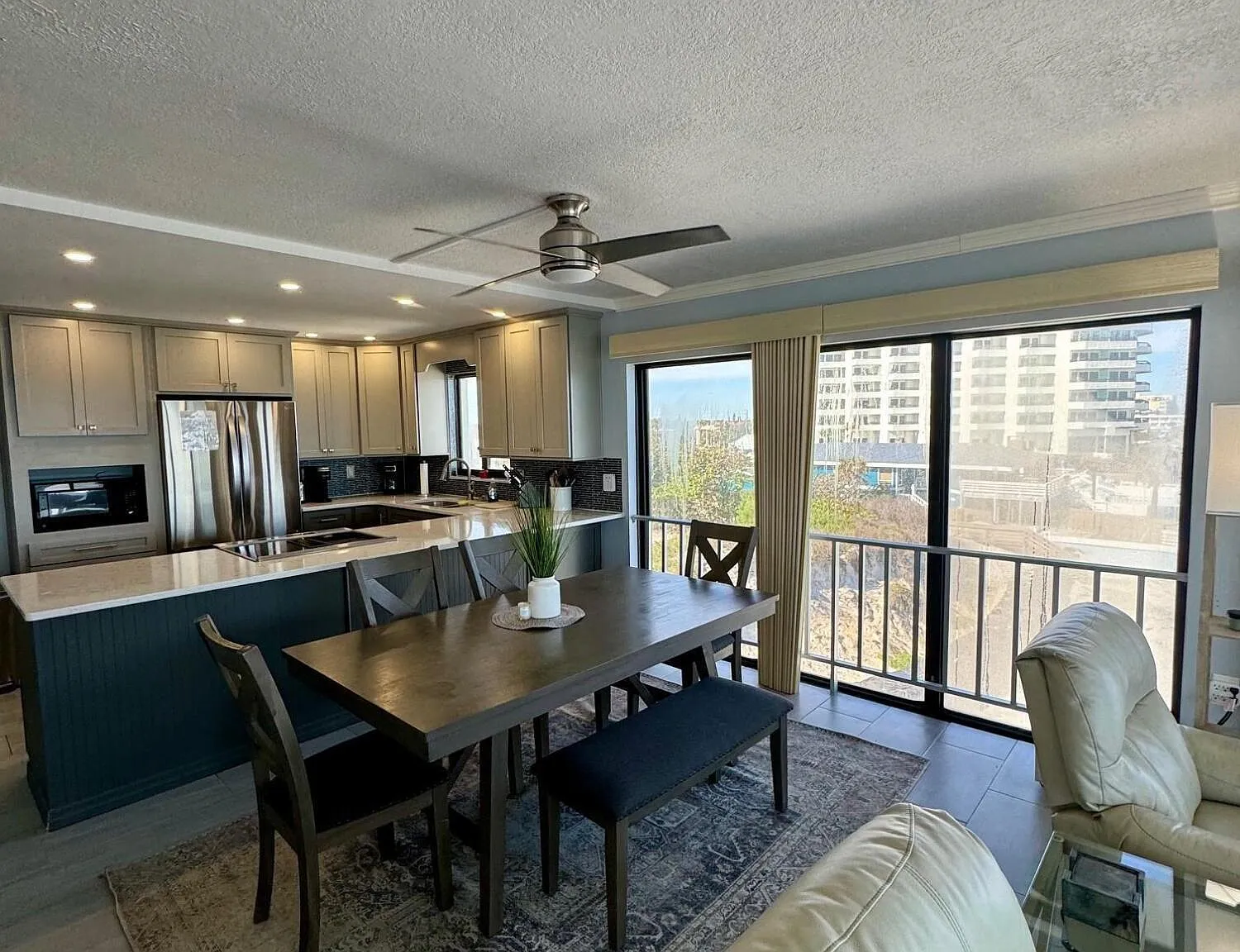 2 bed, 2.0 bath, 1240 sqft, $6,600 — Photo 2