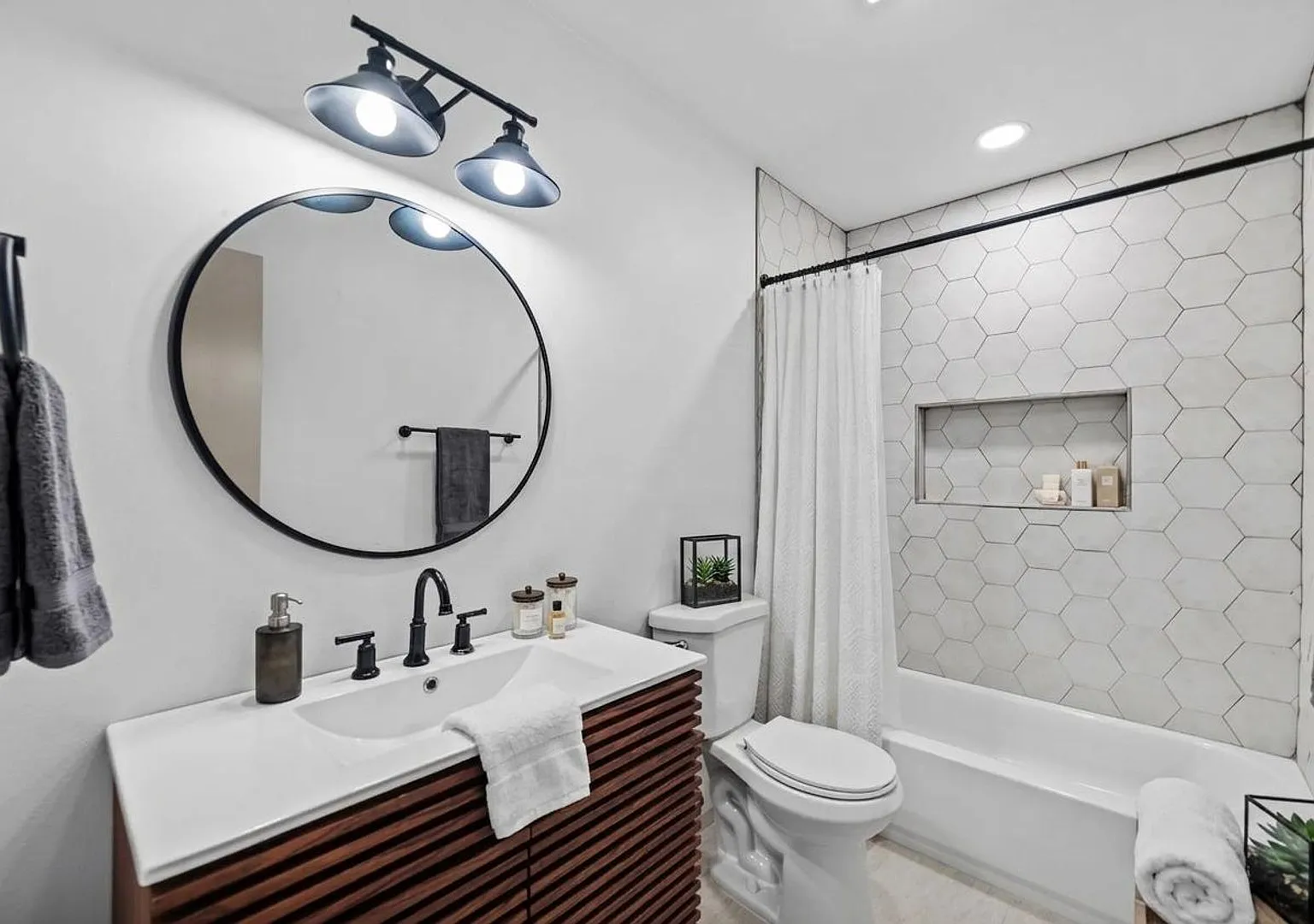 Centrally Located Apartment with Pool!! — Photo 2