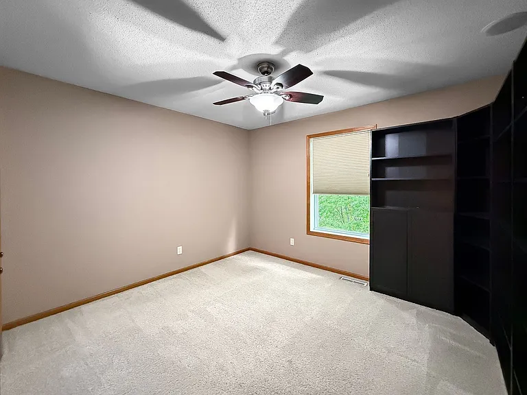 815 Newberry Ln — Photo 12