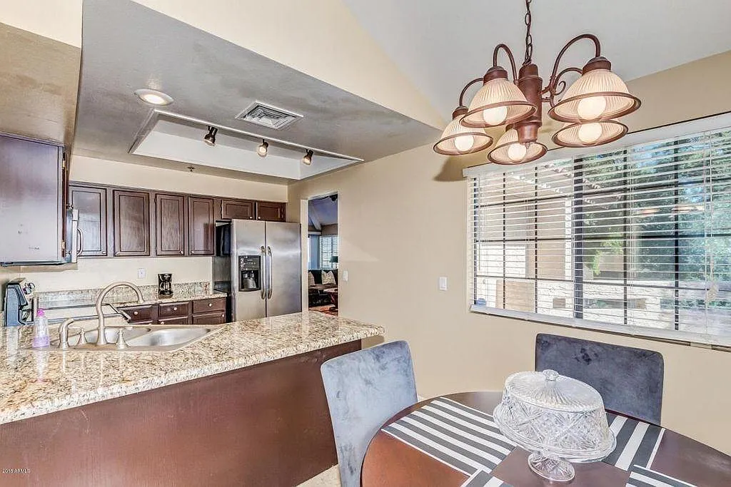 3 bed, 1372 sqft, $2,500 — Photo 2