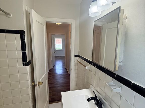5th image of 1414 Marguerite Ave APT 4