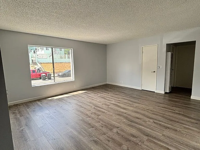 2649 Marengo St — Photo 5