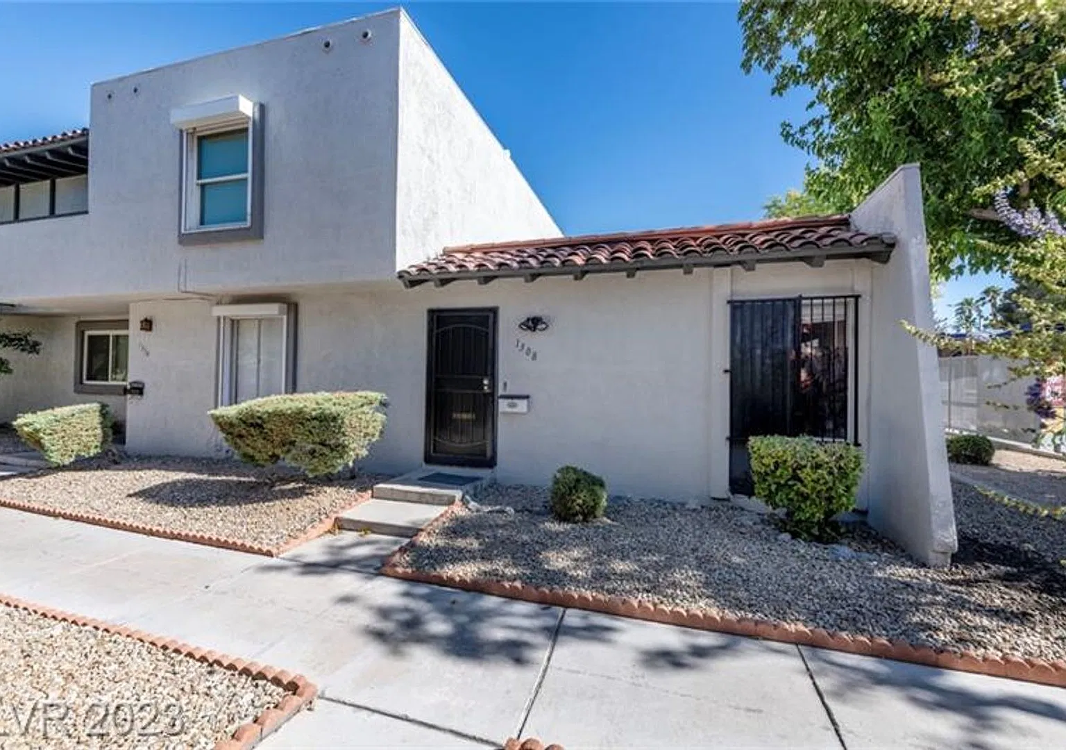 Cute Single Story Townhome — Photo 1