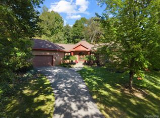 328 Kingslyn Farms Ct, Oxford, MI 48371