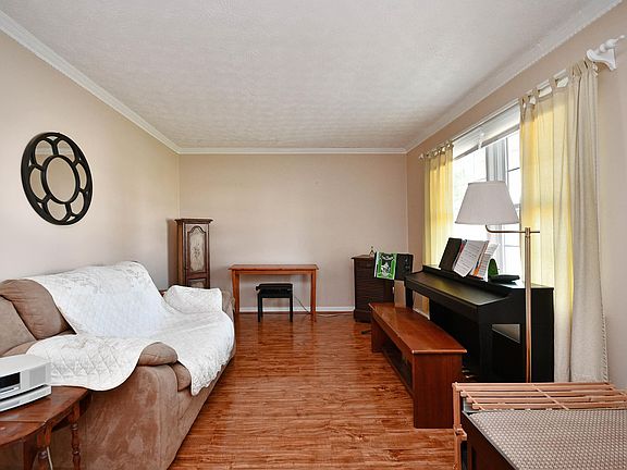 5th image of 212 Brookmere Rd