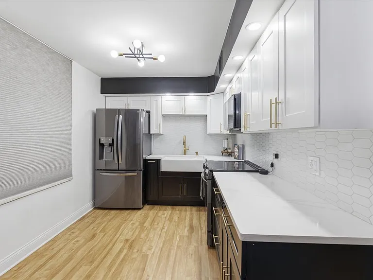 201 E Chestnut St #11E — Photo 18