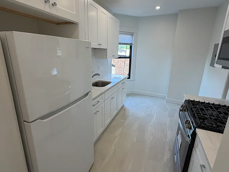 245 McLean Ave #6 — Photo 1