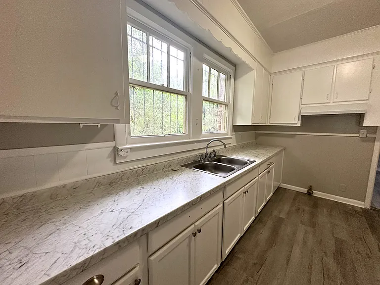 372 Fredonia St — Photo 6