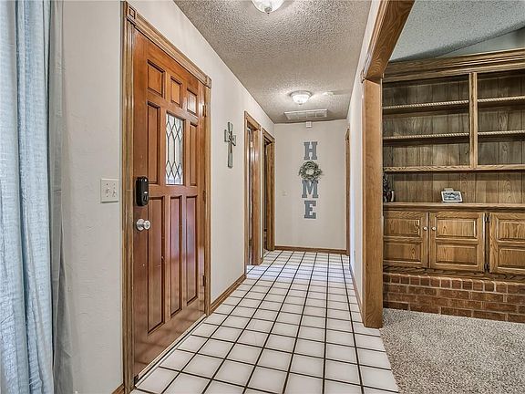 3rd image of 220 E Parkland Dr
