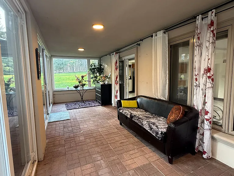 90 Stephanie Blvd — Photo 4