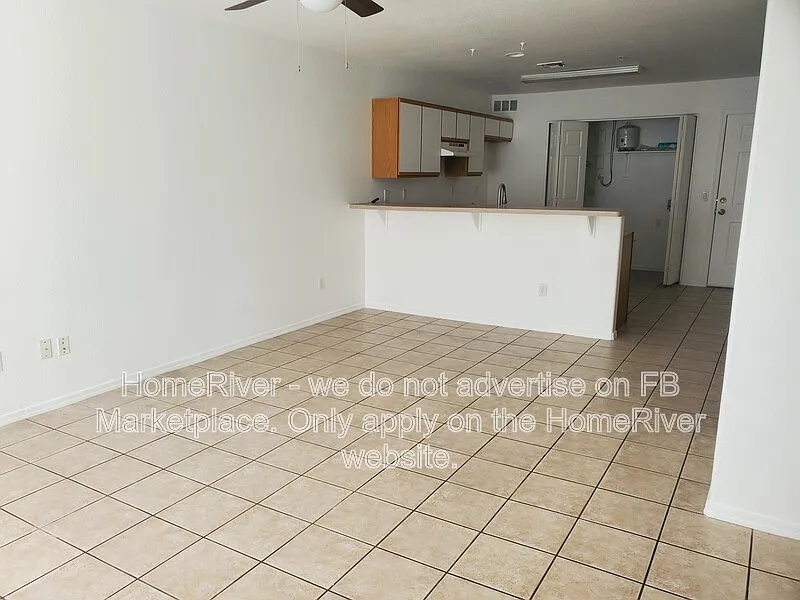 2 bed, 1.0 bath, 913 sqft, $1,300 — Photo 2
