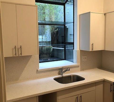 2nd image of 2433 Franklin St APT 1
