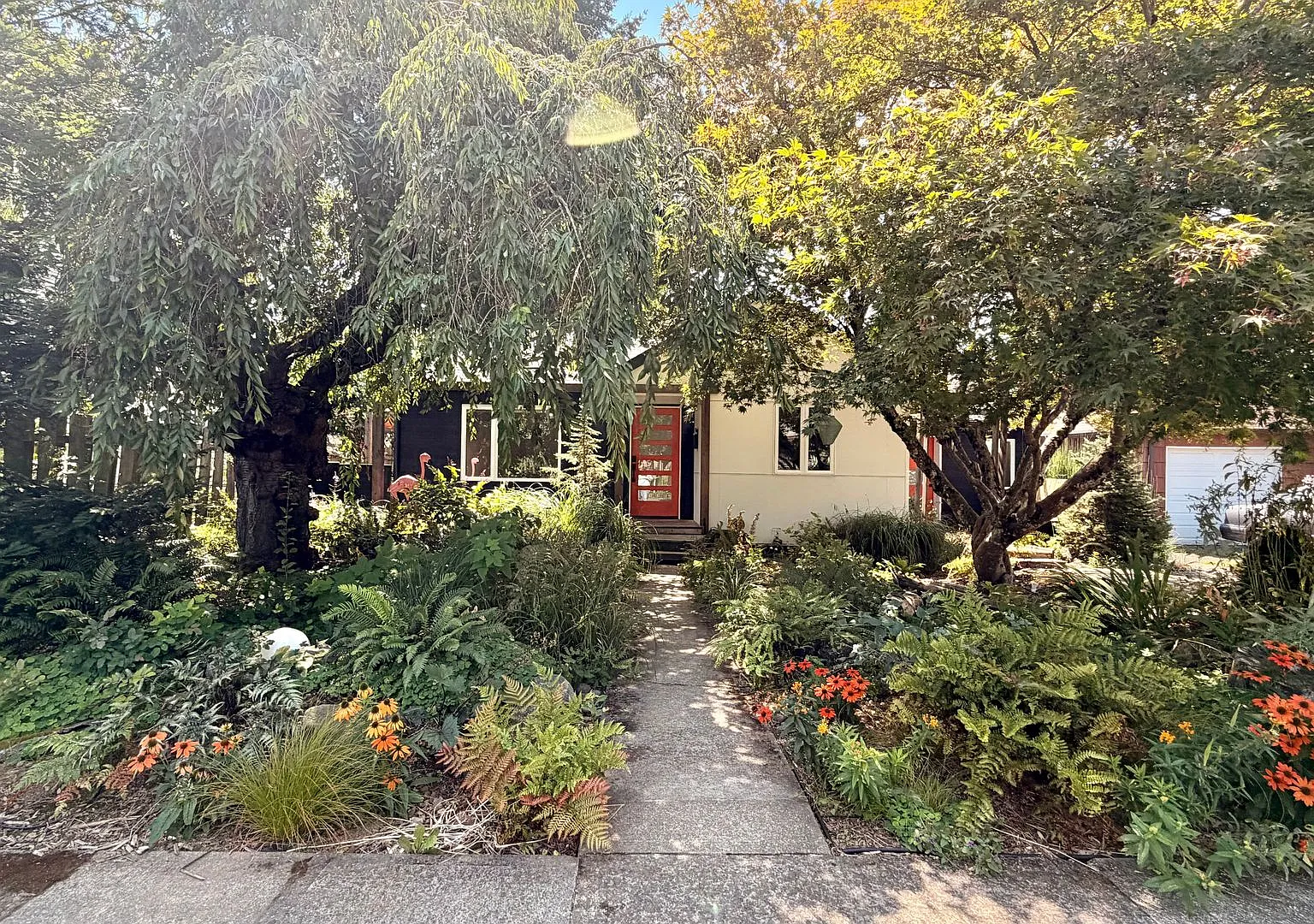 3bd/2ba Se Portland Gem Featuring Spacious Backyard & Updated Interiors — Photo 2