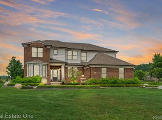 185 Oakland Crest Dr, Oakland, MI 48306