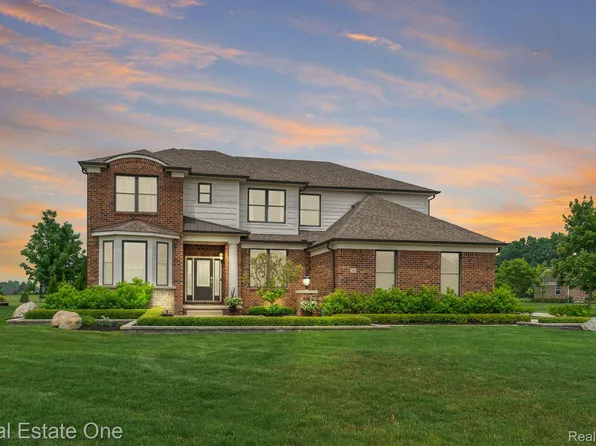 185 Oakland Crest Dr, Oakland, MI 48306