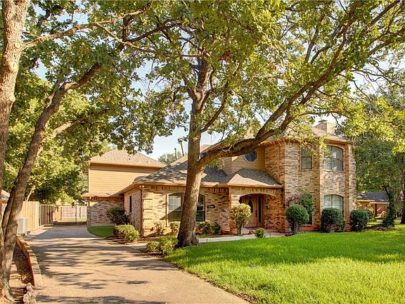 3rd image of 2207 Emerald Oaks Ct