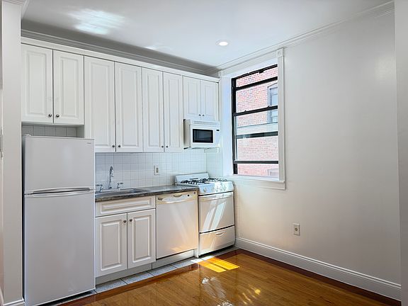 2nd image of 220 W 21st St APT 6C