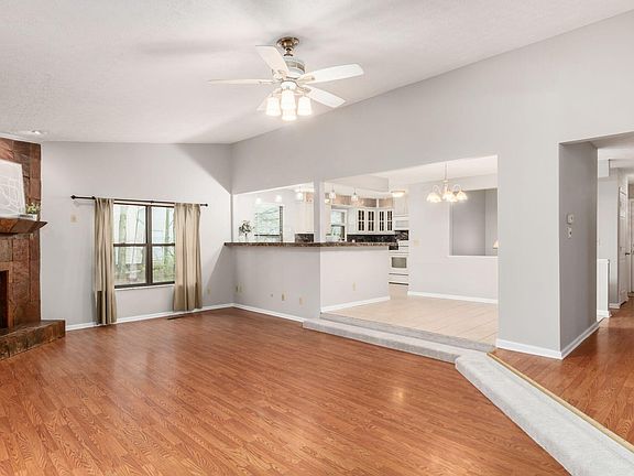 5th image of 251 Sumption Dr