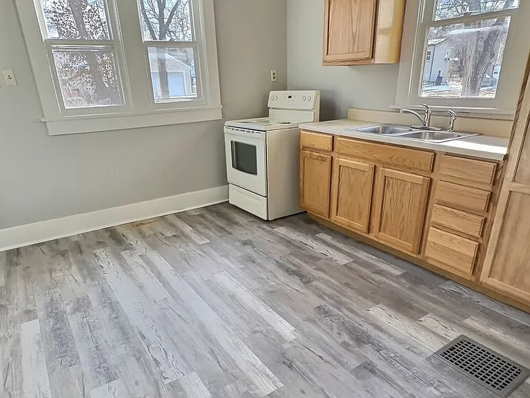537 W 2nd St — Photo 7