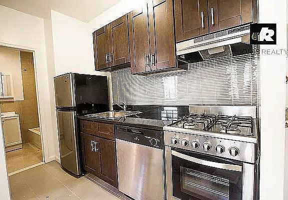 5th image of 172 Waverly Pl APT 3A