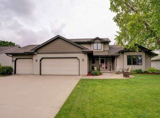 904 Ganser Dr, Waunakee, WI 53597
