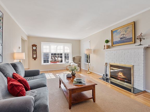 3rd image of 11 Lundy Ln