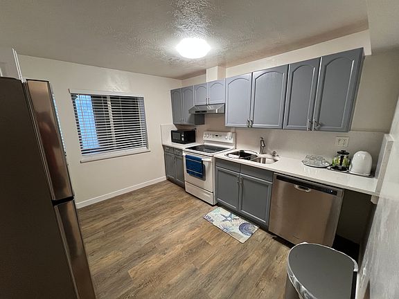 Kitchen with:
-Range
-Dishwasher
-Microwave
-Fridge